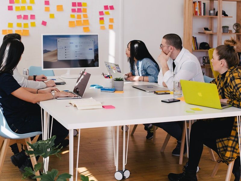 Equipo de trabajo en una oficina moderna